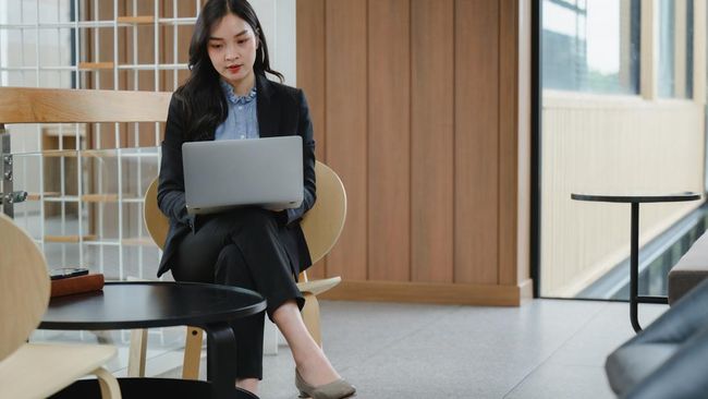9 Kepribadian Orang yang Suka Goyangkan Kaki saat Duduk