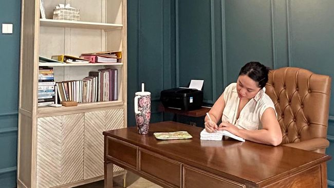 5 Potret Home Office Marshanda, Klasik dan Didominasi Warna Hijau