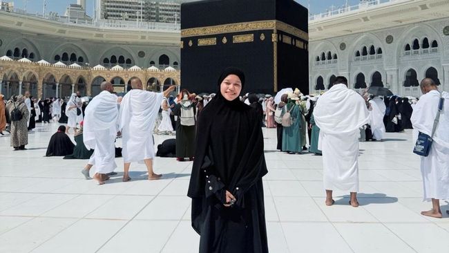 Potret Ummi Quary Umrah, Menangis hingga Bahagia Bisa Pegang Ka’bah