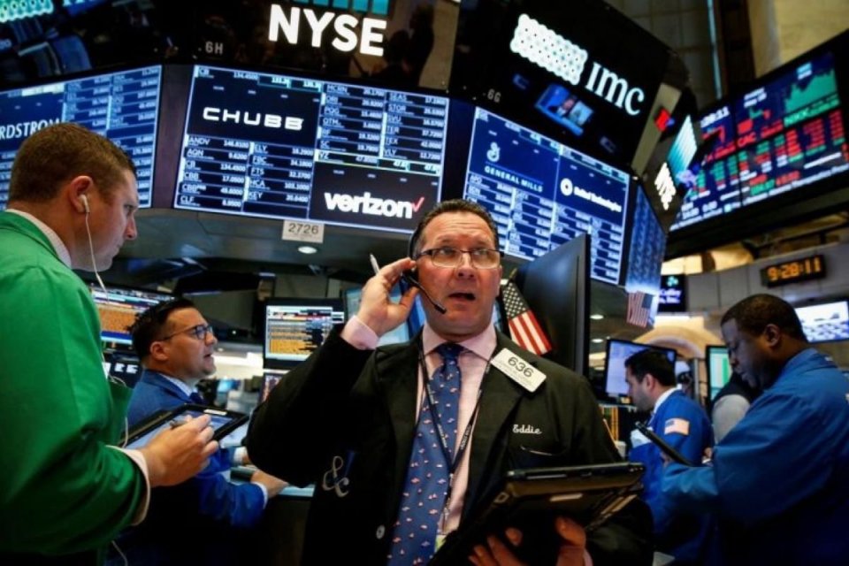 Wall Street Berguguran, Dow Jones Anjlok 2,14% Tertekan Saham Teknologi dan AI